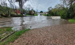 Mais de 93 milímetros resultam em alagamentos em toda cidade