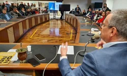 Hamm entrega ônibus e anuncia emendas