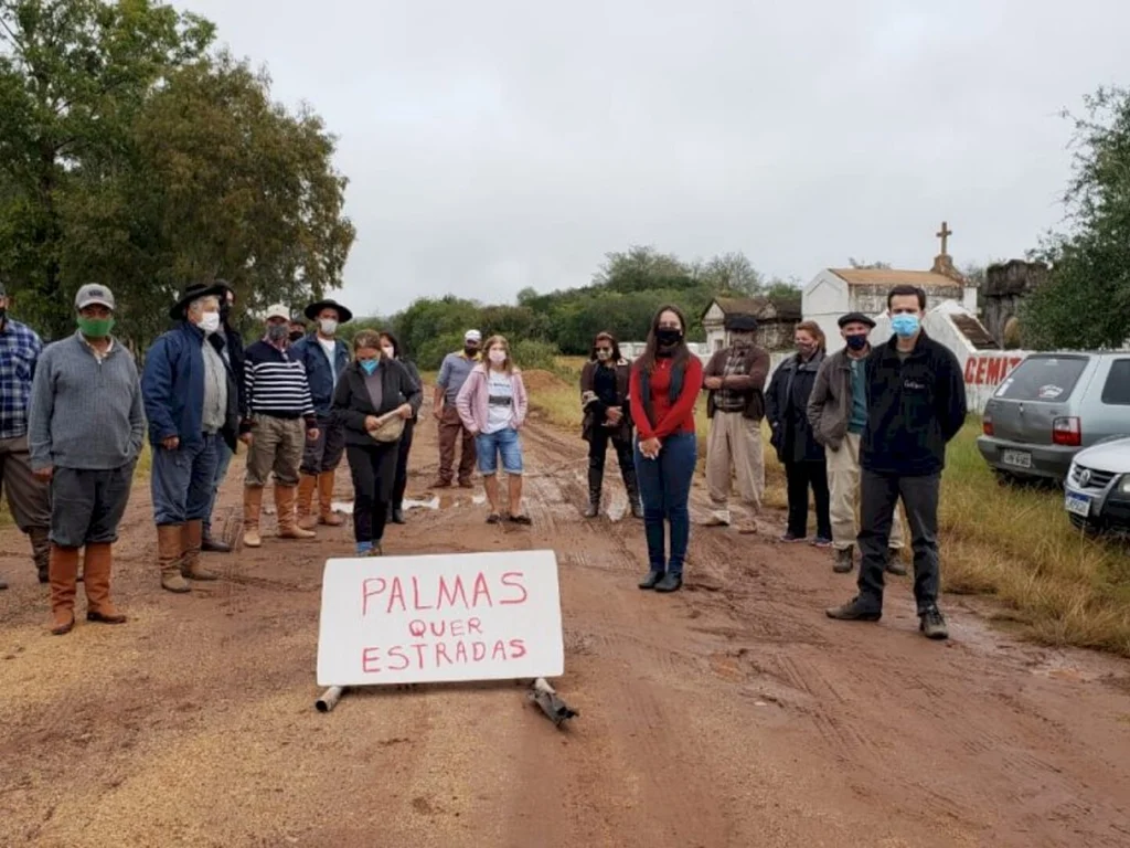 Moradores protestam por condições das estradas
