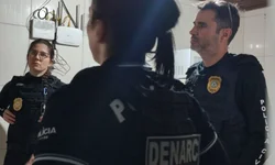 Homens são presos com arma, droga, munições e dinheiro