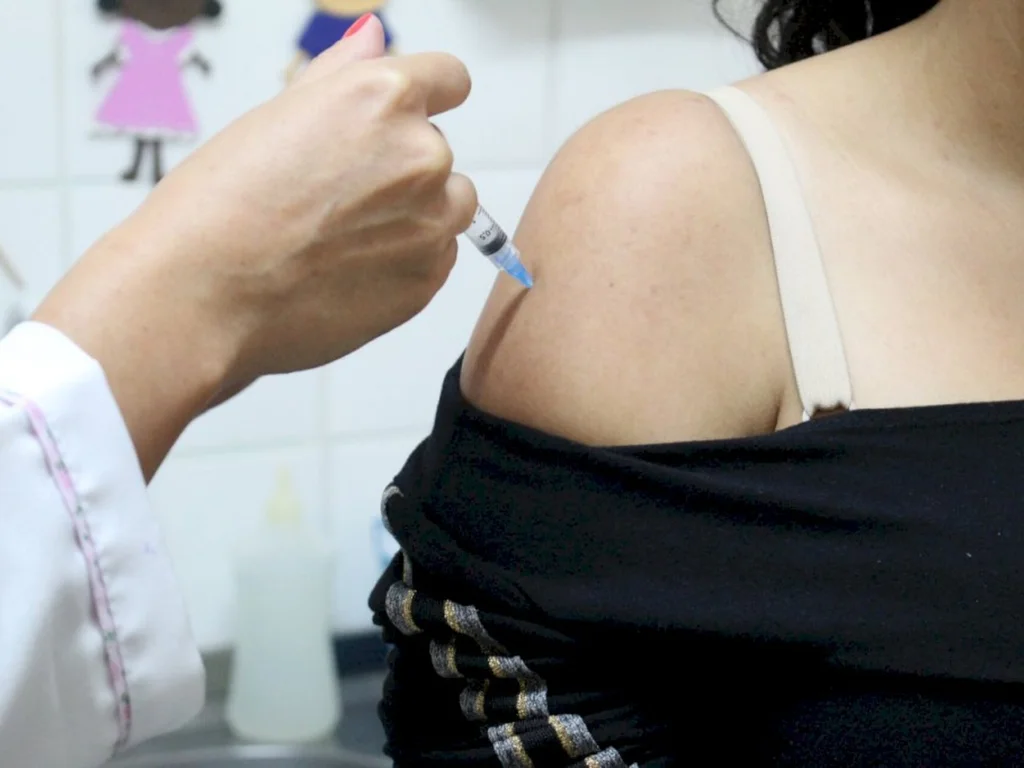 Começa vacinação de pessoas com comorbidades