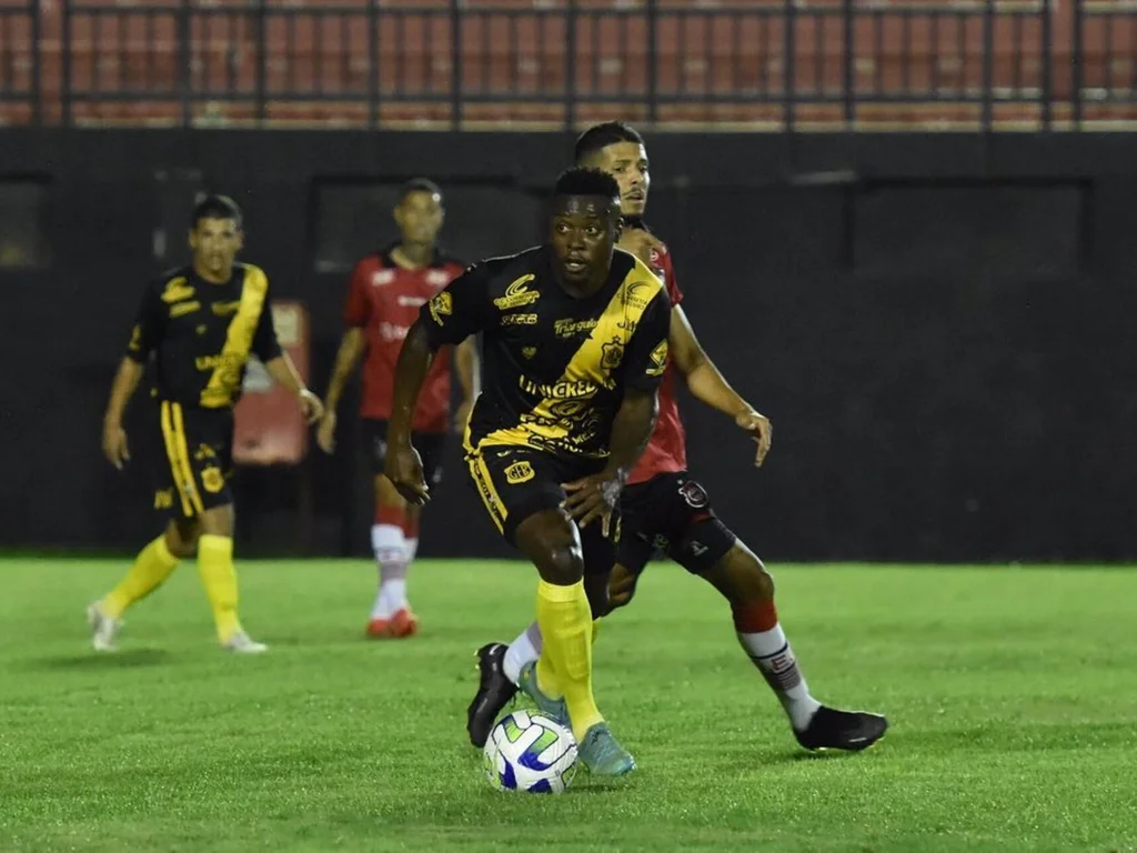 Jalde-negro pega o Lajeadense fora