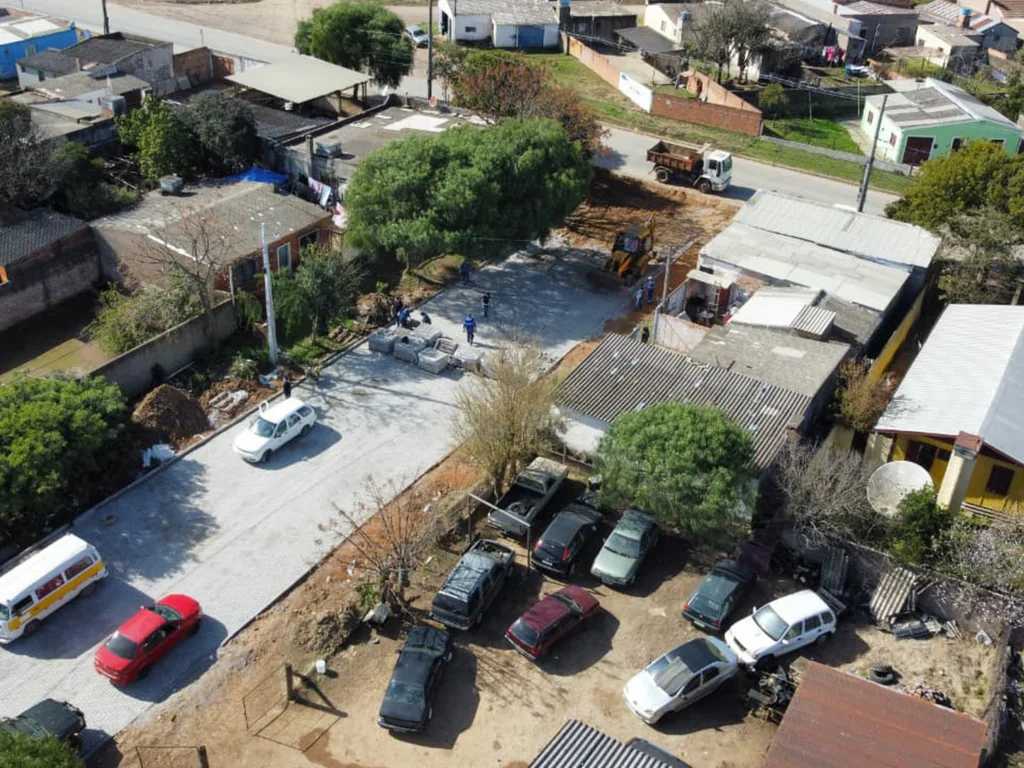 Calçamento da rua Professor Cerezer entra na reta final