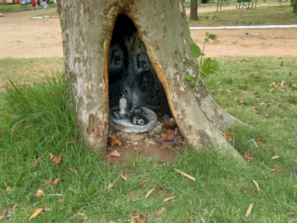 Espaço de imagem católica vira lugar para oferendas