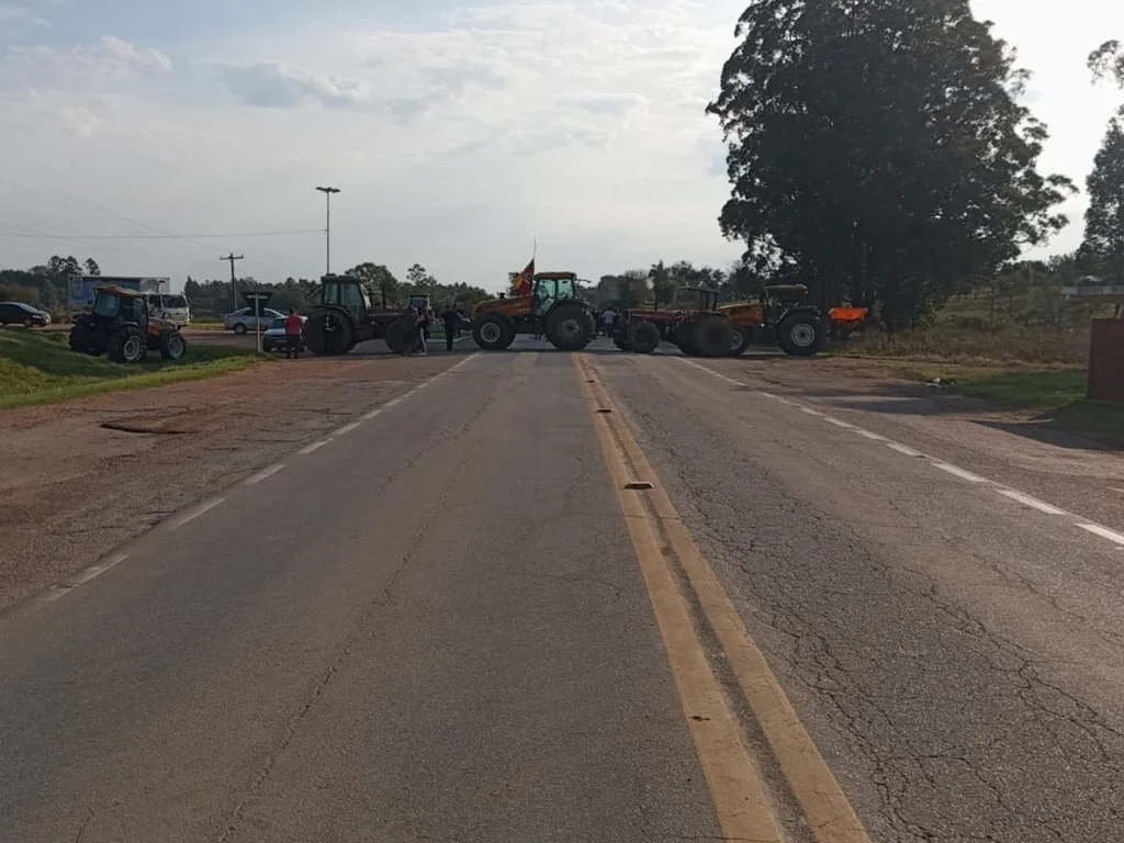 Produtores bloqueiam BR-293 em Hulha Negra