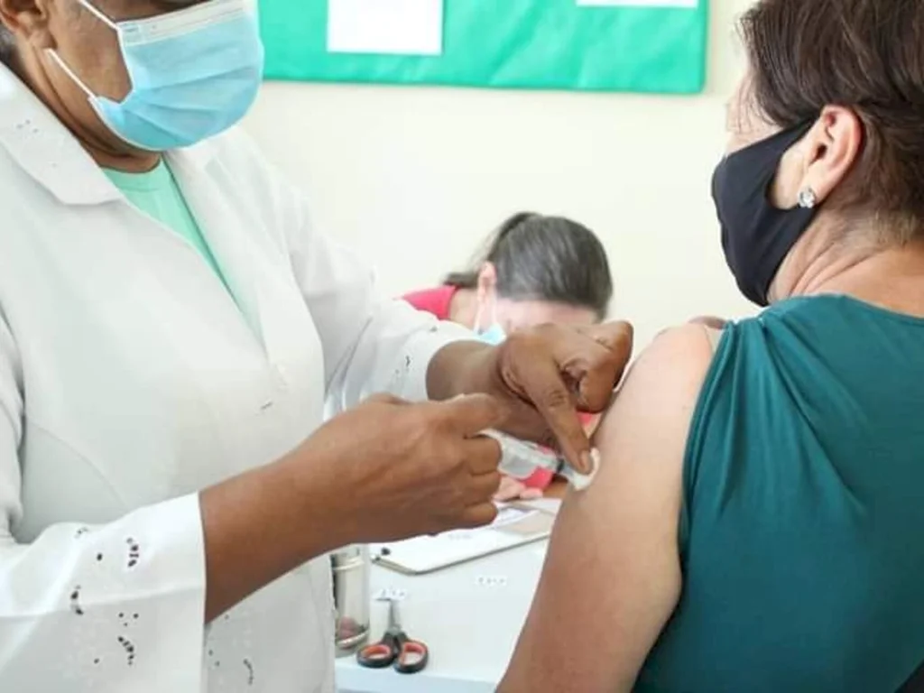 Bagé recebe mais de 2,8 mil doses de vacina contra a covid-19 nesta segunda-feira