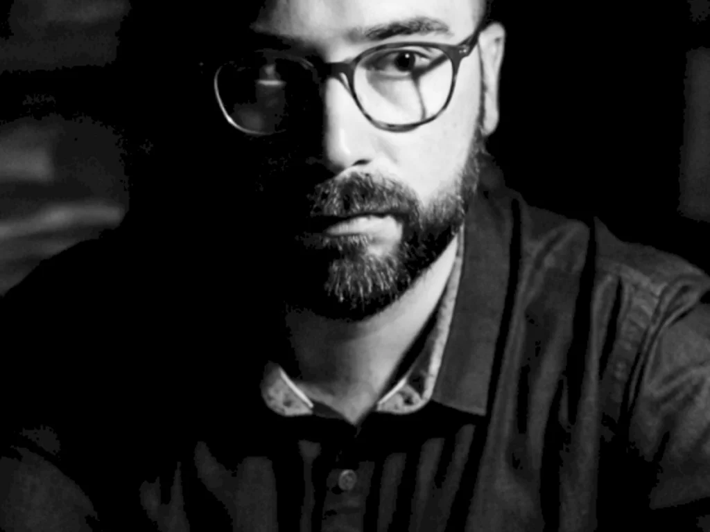 Rodrigo Tavares autografa três obras durante a Feira do Livro