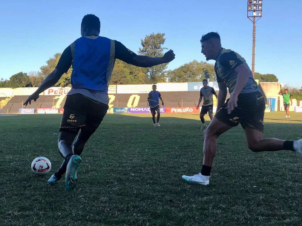 Estreia de treinador e jogo fora marcam a rodada