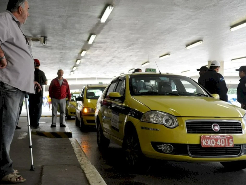 Auxílio para taxistas e caminhoneiros começa a ser pago em agosto