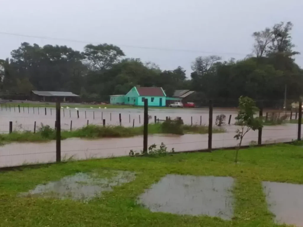 Chuvas provocam alagamentos, deslizamentos e isolamento de comunidade