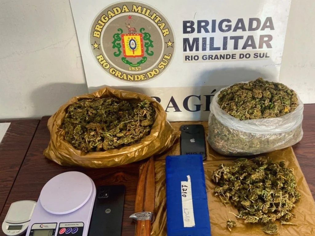 Homem é preso com cerca de um quilo de maconha