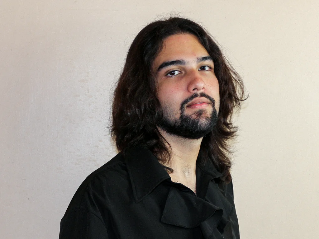 Glitches marca estreia literária de poeta bageense