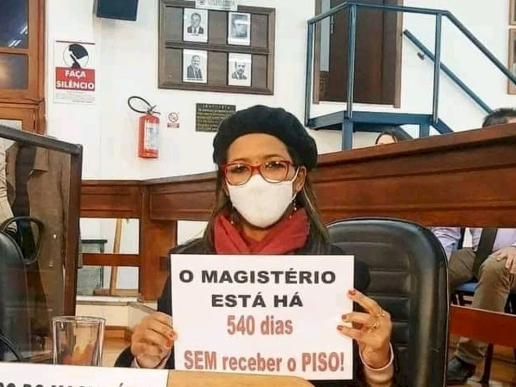 Professores realizarão buzinaço para cobrar pagamento do piso do magistério