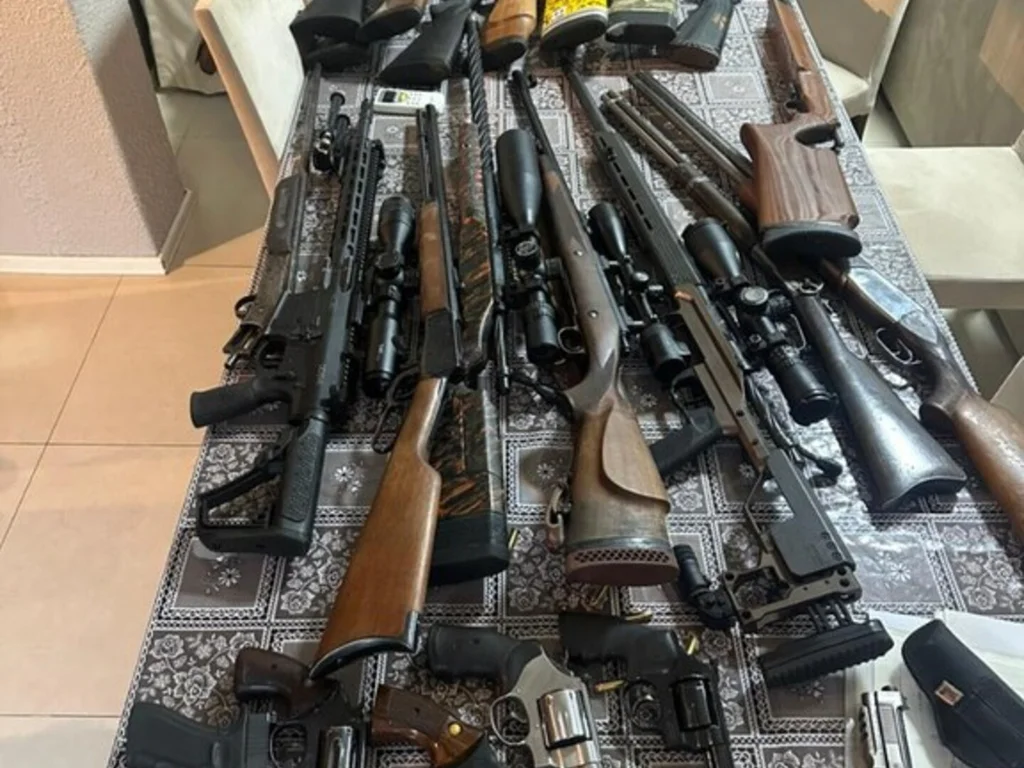 Operação Strike prende homens com armas