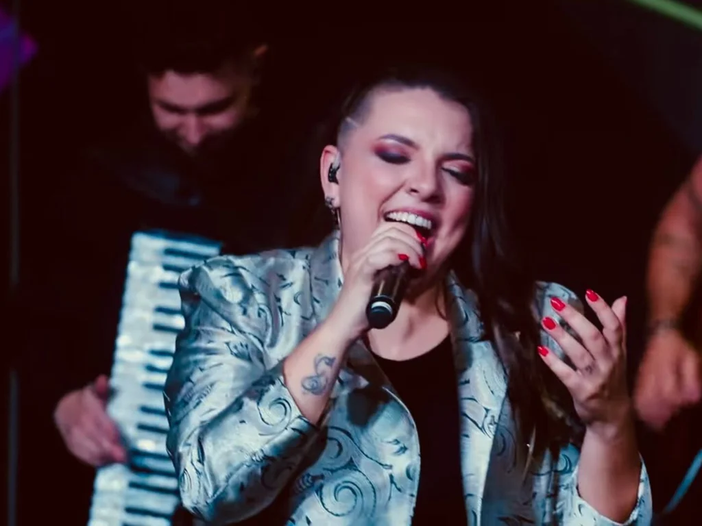 Deise Veiga lança “Troca Gera Troca”, com letra de Waléria Leão