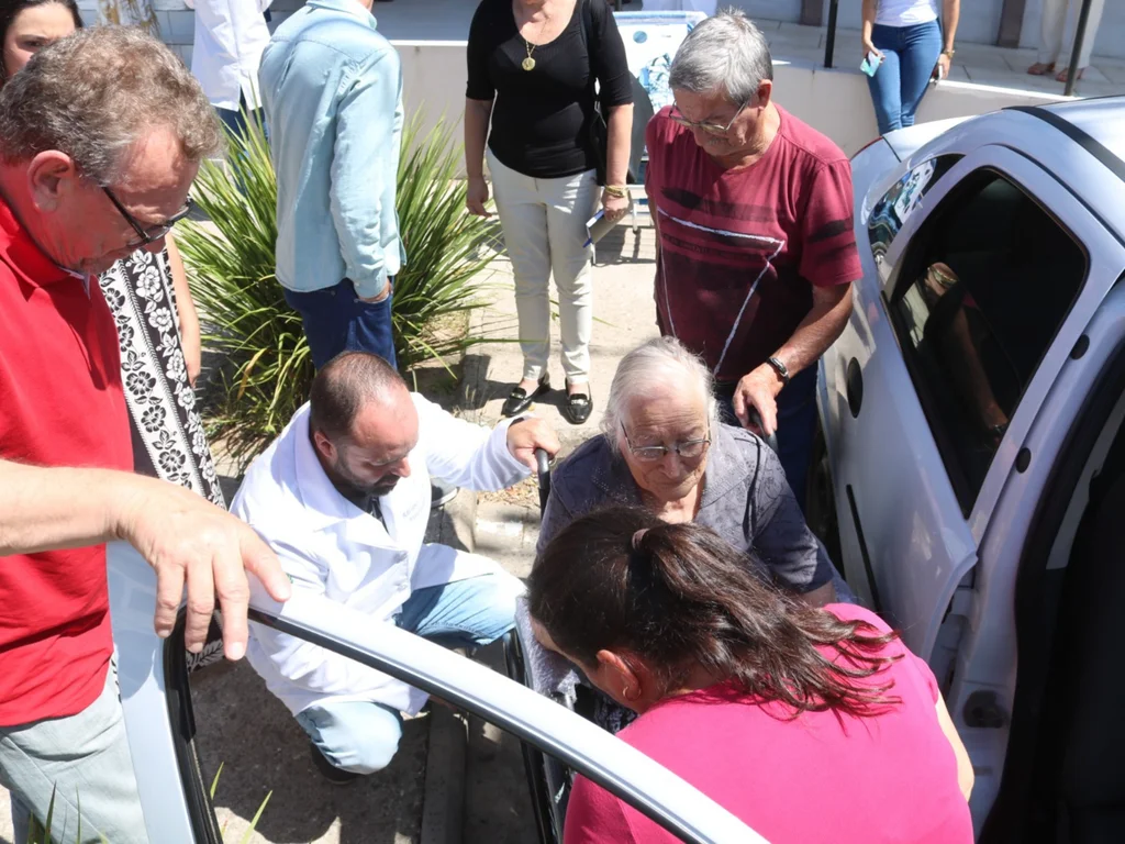 Pacientes recebem 35 cadeiras de rodas e 35 de banho