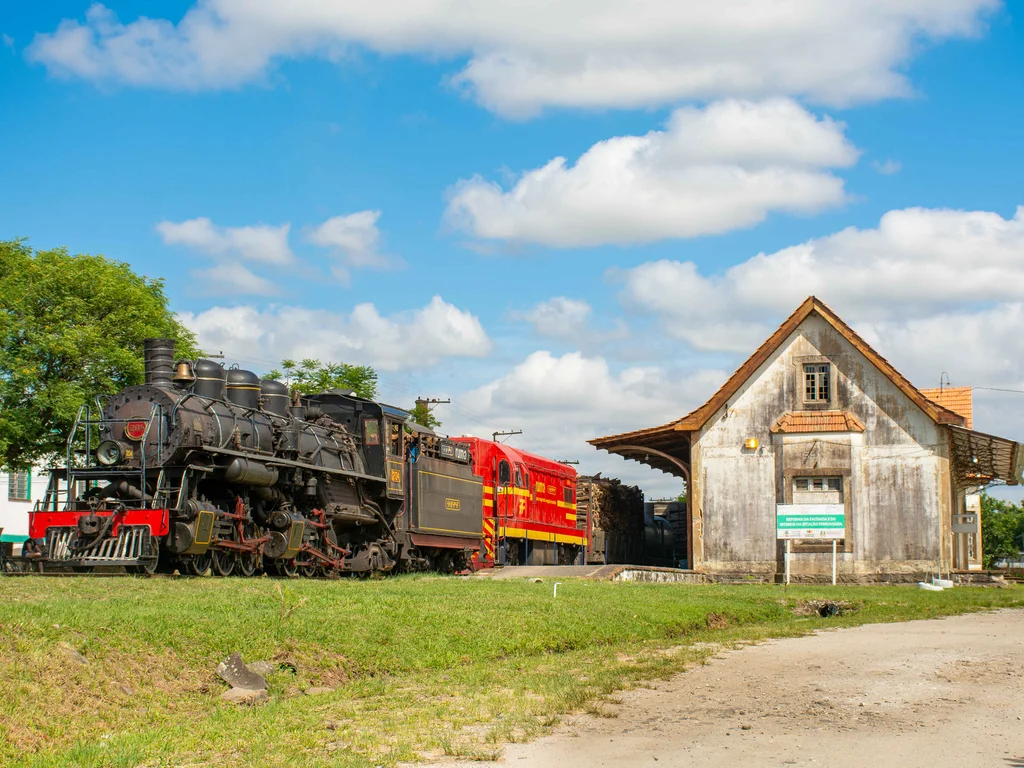 Passeio de trem enaltece história ferroviária do Estado