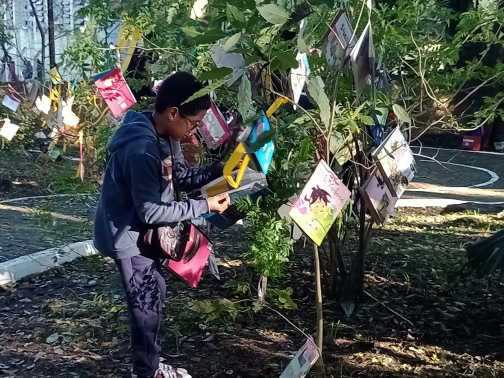 Frutos do Saber encanta comunidade com livros pendurados em árvores