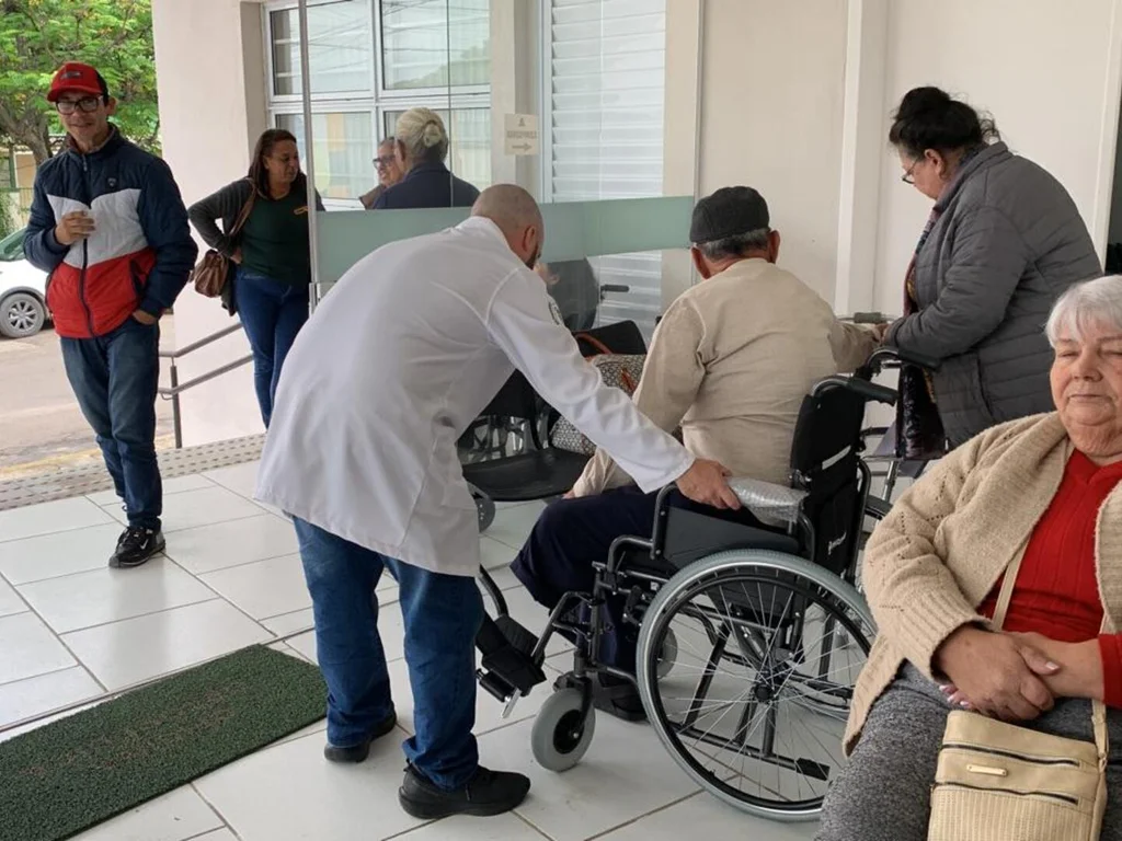 Serviço de Reabilitação entrega 25 cadeiras de rodas