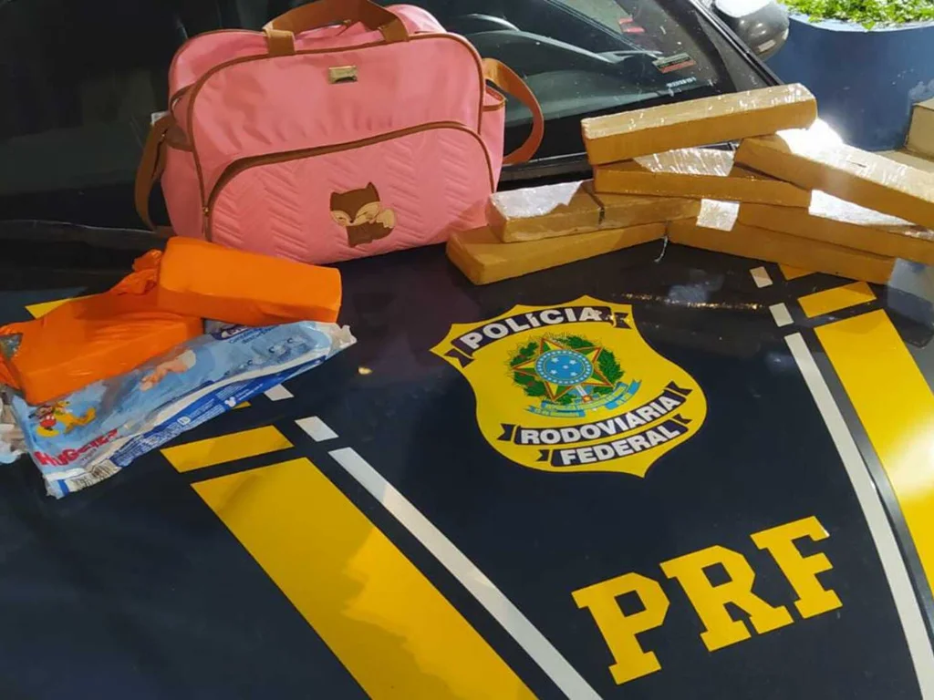PRF prende mulher com drogas na mochila da filha de 5 meses