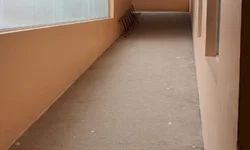 Voluntários distribuem refeições em meio ao lixo