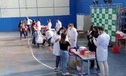 Mulheres encaram assado de cordeiro inteiro