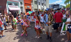 Carnaval Popular leva alegria e movimenta comércio