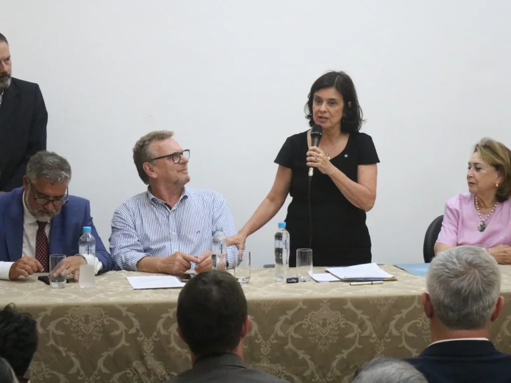 Prefeito e Santa Casa apresentam projeto de hospital oncológico para a ministra