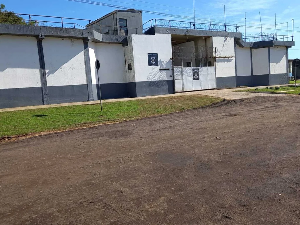 Drogas, celulares e facas são apreendidos em revista