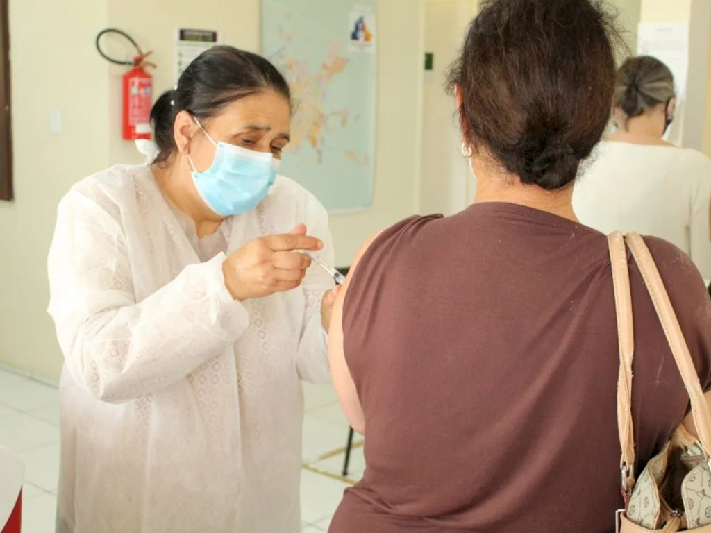 Mais de mil idosos foram vacinados nessa terça-feira