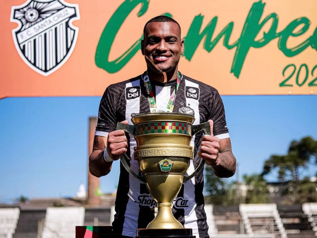 Dupla Ba-Gua segue no mercado atrás de jogadores