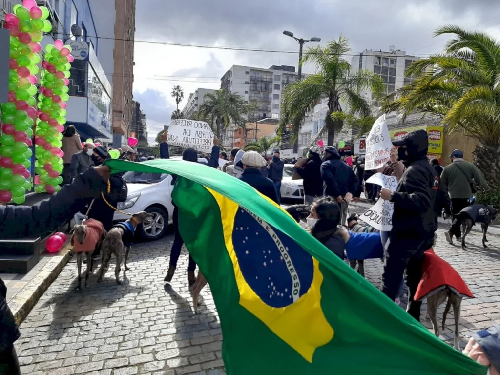 ‘Fora Bolsonaro, fora Divaldo, fora PT’