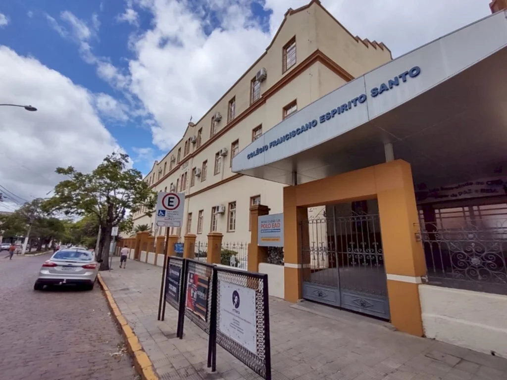 Espírito Santo realiza reencontro de ex-alunos e professores