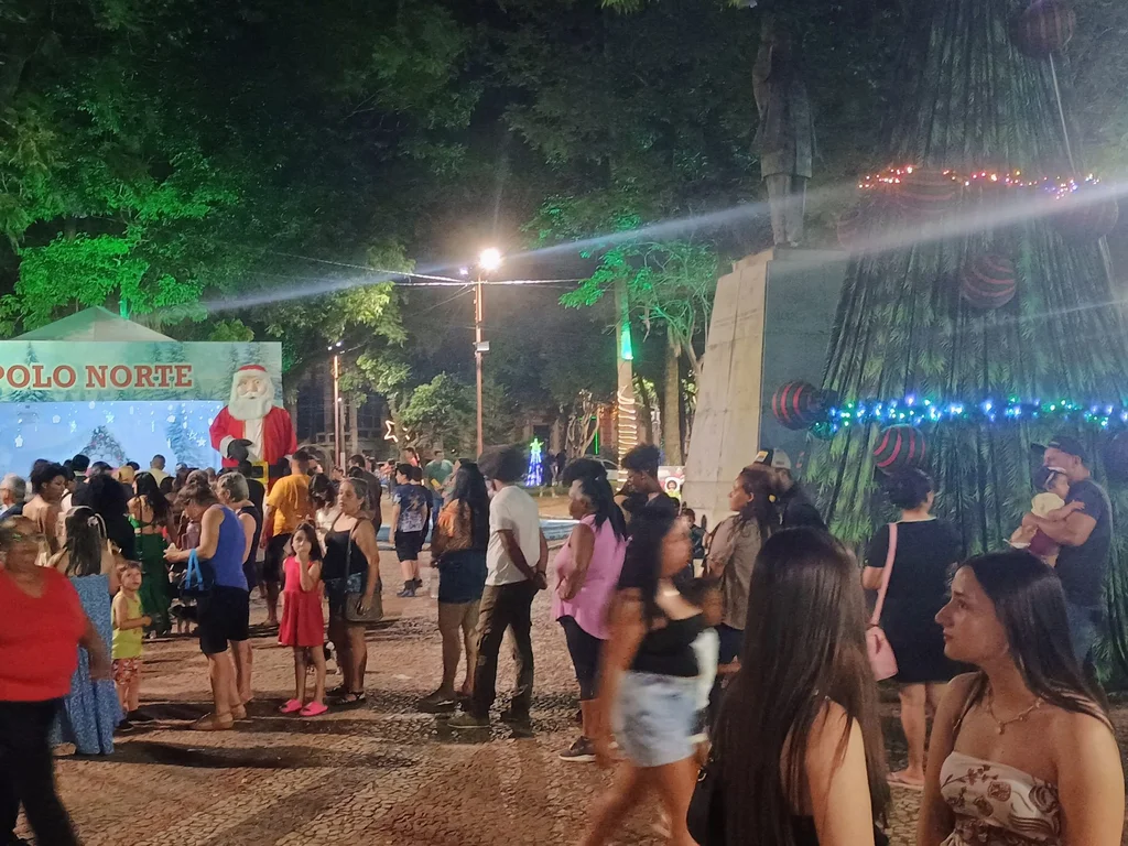 Famílias lotam a praça para viver a magia do Natal