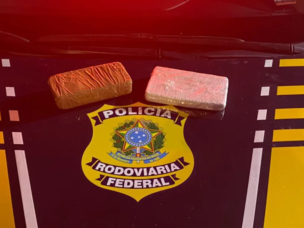 PRF prende passageira de ônibus com crack e cocaína