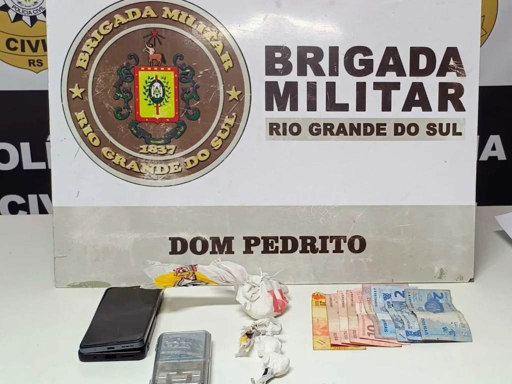 Policiais prendem dois homens por tráfico