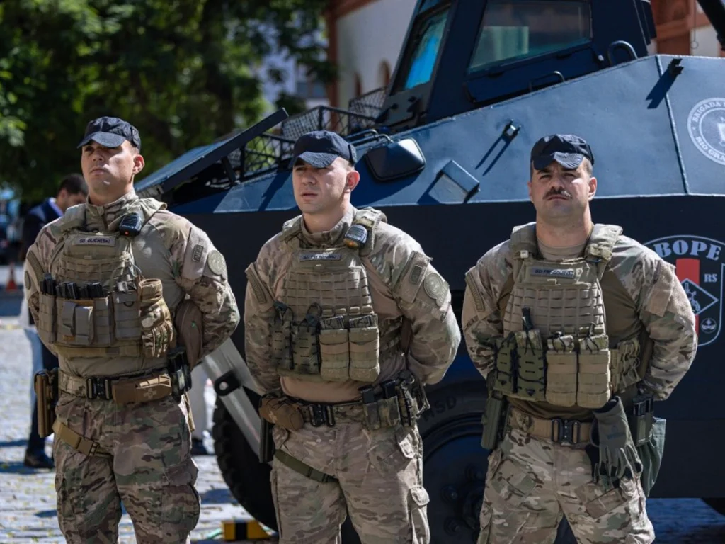 Brigada Militar recebe tanques e fuzis do Exército