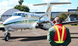 Aeronave recebe o batismo na pista do aeroporto