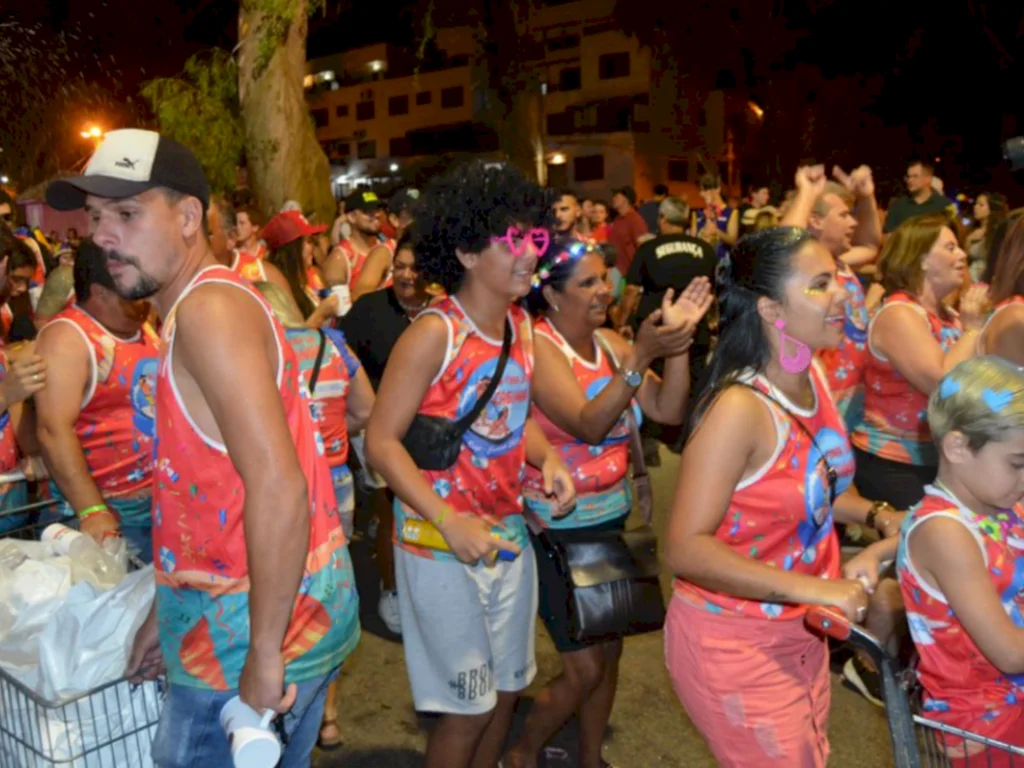 Abadás do bloco Os Fora da Casinha já estão à venda