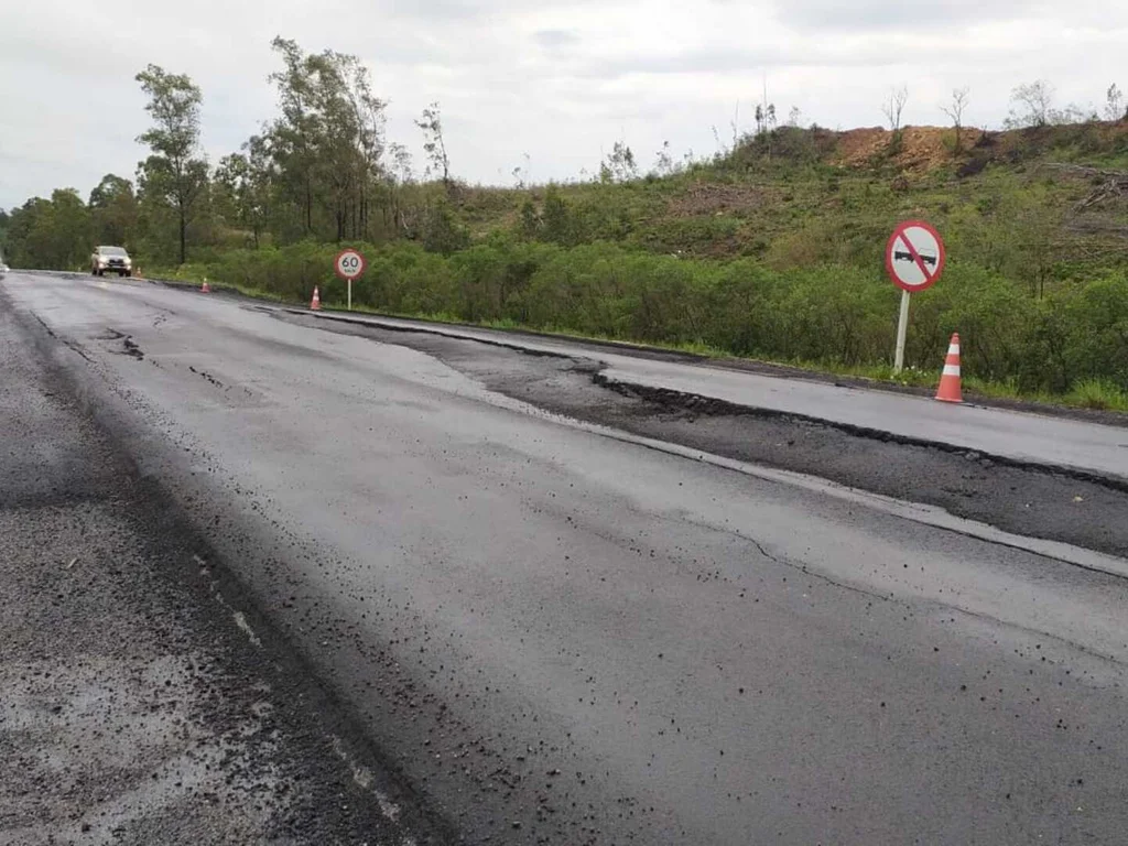 PRF informa bloqueio da pista para veículos pesados na BR 293, Km 151 em Hulha Negra