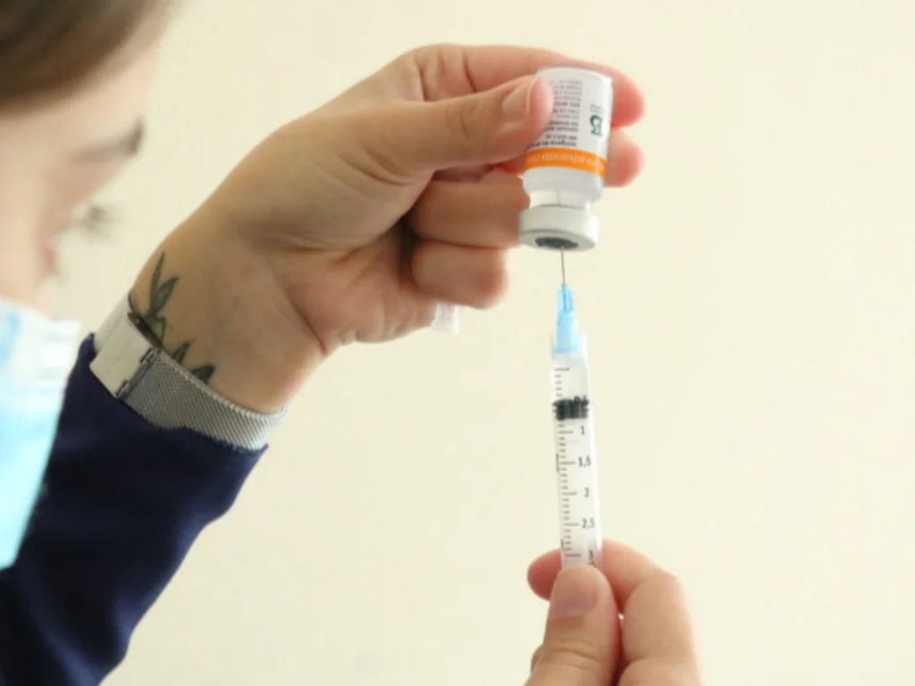 Casos de covid-19 e vacinação estão em queda em Bagé