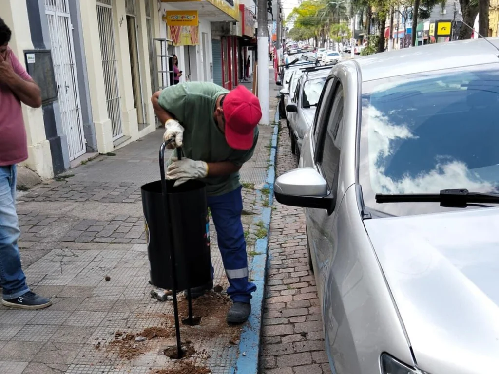 Bagé inicia campanha com novas lixeiras no Centro