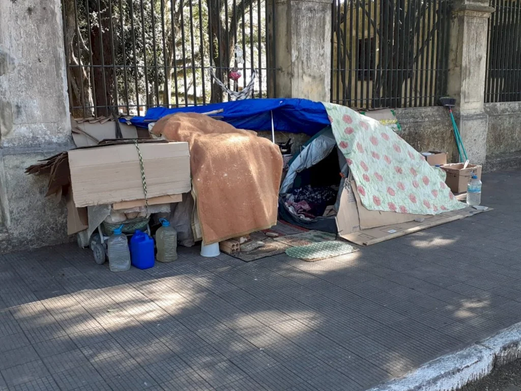 O homem que prefere dormir na rua