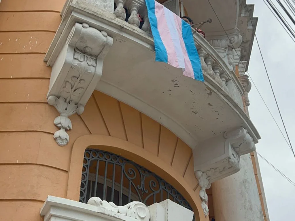 Bandeira trans é hasteada na Casa de Cultura