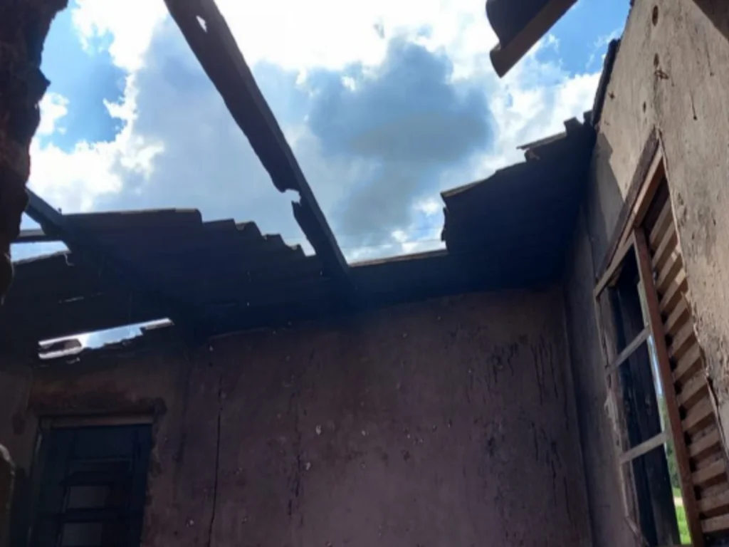 Briga com a irmã e coloca fogo na casa