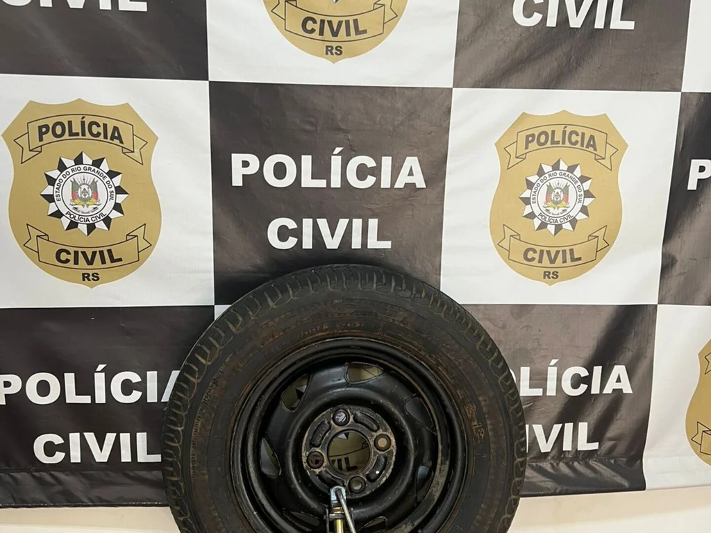 Polícia recupera estepe e macaco furtados em supermercado