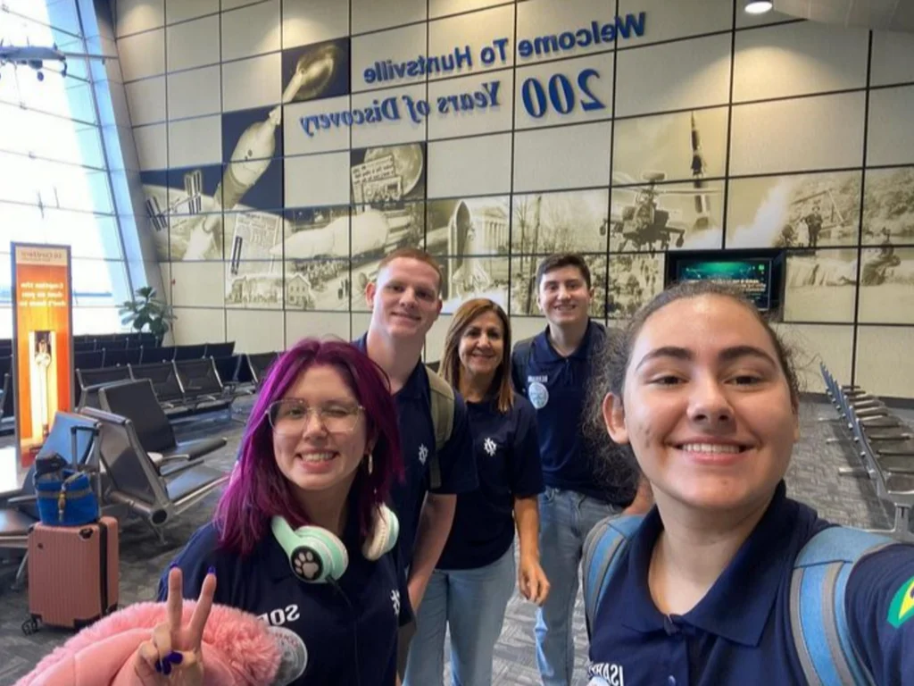 Estudantes chegam a Huntsville, no Alabama