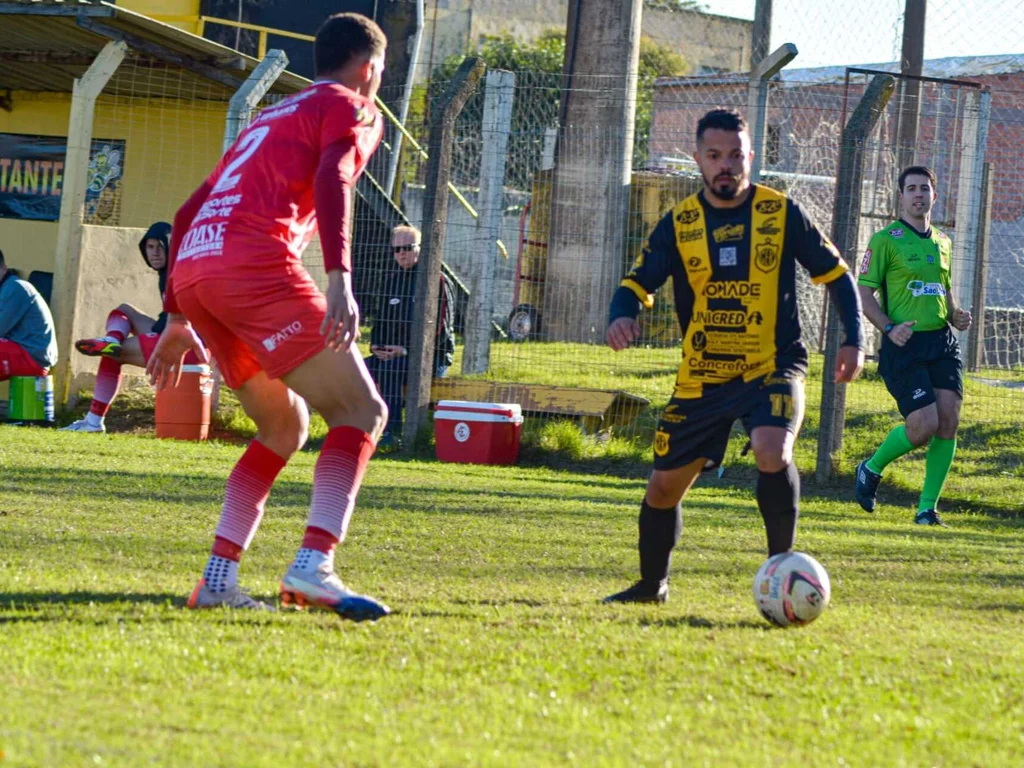 Bagé vence e sonha com a classificação