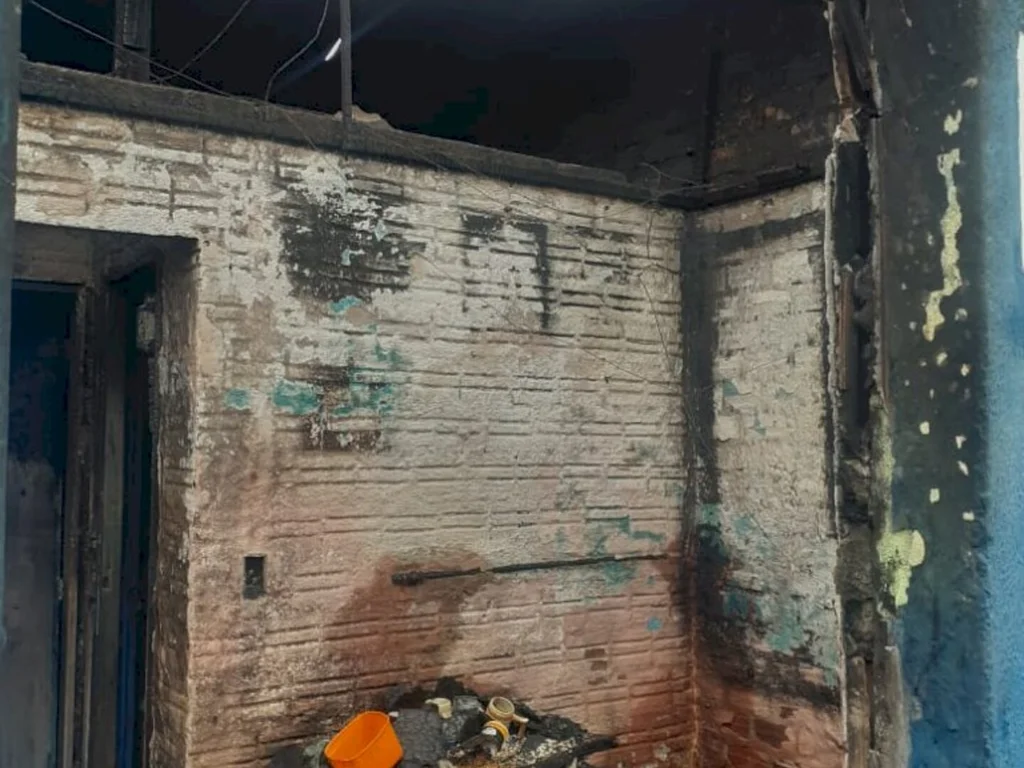 Mulher ateia fogo no próprio corpo