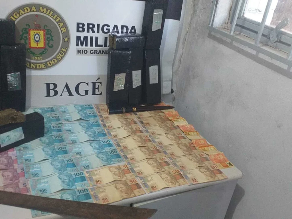 Troca de tiros, fuga, porte de drogas e prisão